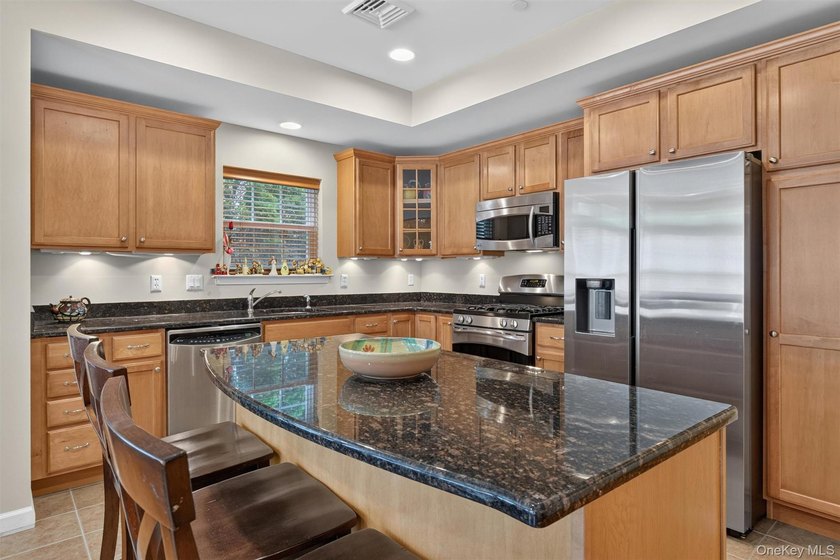 The BEST unit in Stoneleigh Woods is a bright, first floor end - photo 16