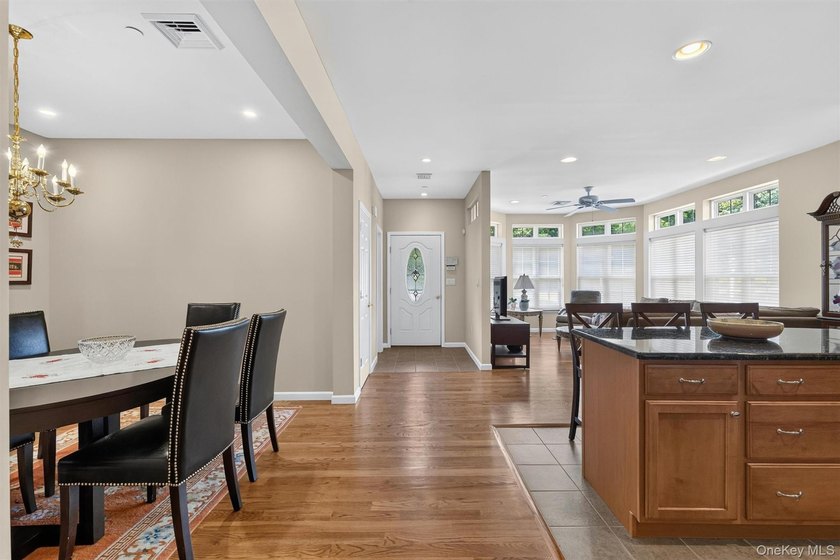 The BEST unit in Stoneleigh Woods is a bright, first floor end - photo 25