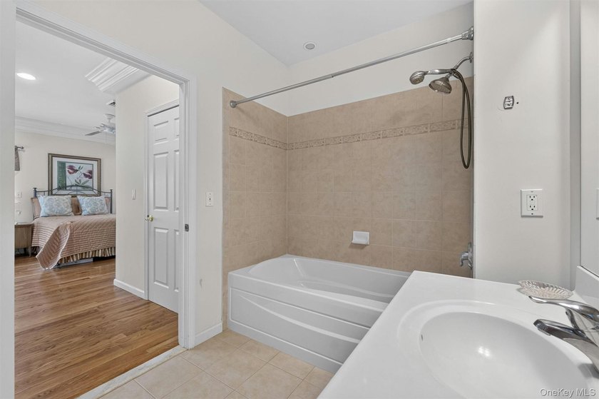 The BEST unit in Stoneleigh Woods is a bright, first floor end - photo 35