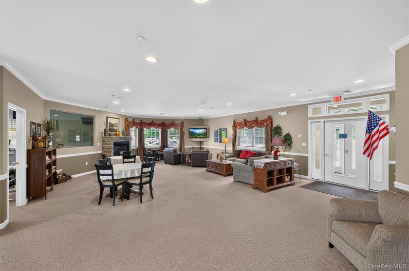 The BEST unit in Stoneleigh Woods is a bright, first floor end - photo 44