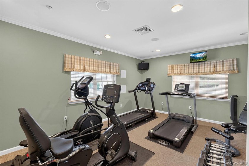 The BEST unit in Stoneleigh Woods is a bright, first floor end - photo 46