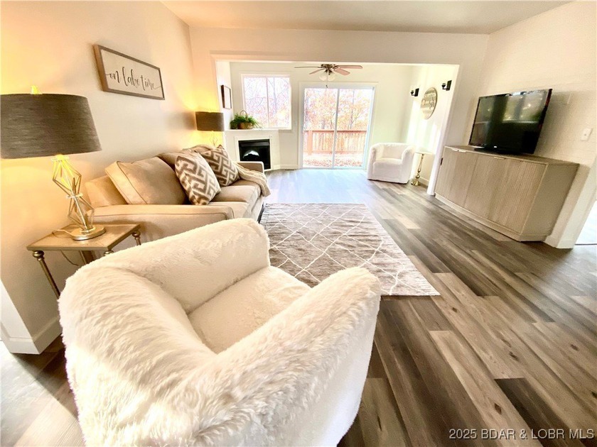 Great location for this adorable home. Home has 5 bedrooms and 5 - photo 4