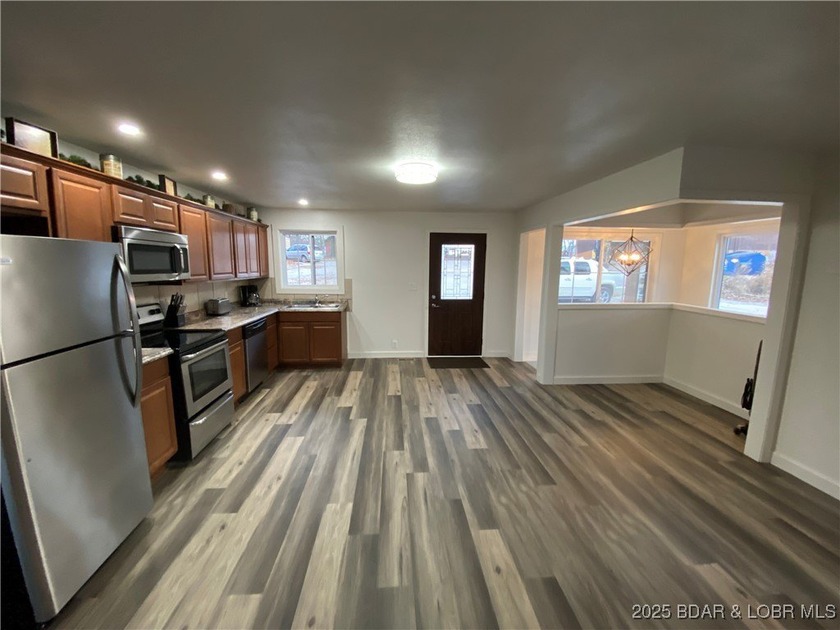 Great location for this adorable home. Home has 5 bedrooms and 5 - photo 6