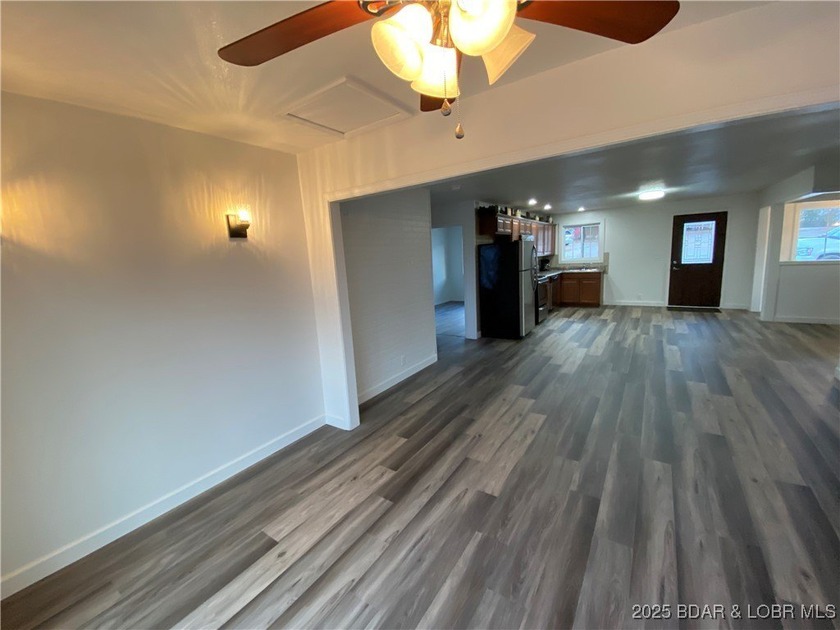 Great location for this adorable home. Home has 5 bedrooms and 5 - photo 8