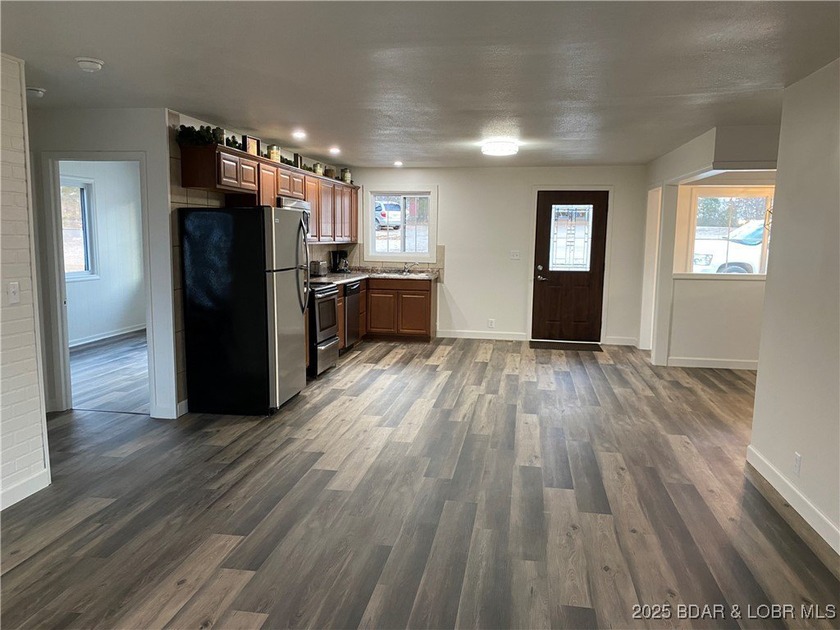 Great location for this adorable home. Home has 5 bedrooms and 5 - photo 9