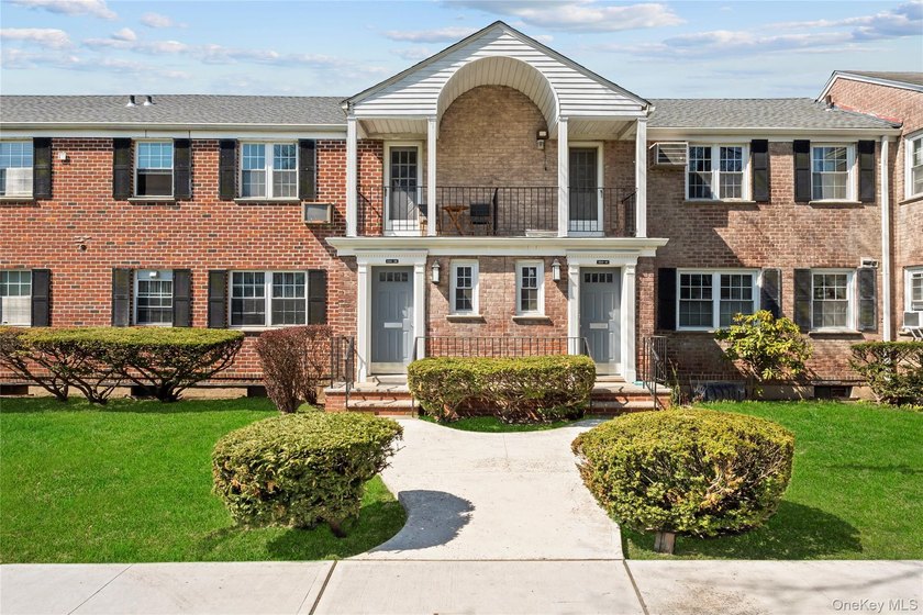 Welcome to this 2 bedroom home in Cloverdale Gardens! Located in - photo 8