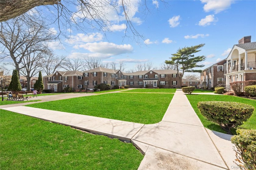 Welcome to this 2 bedroom home in Cloverdale Gardens! Located in - photo 9