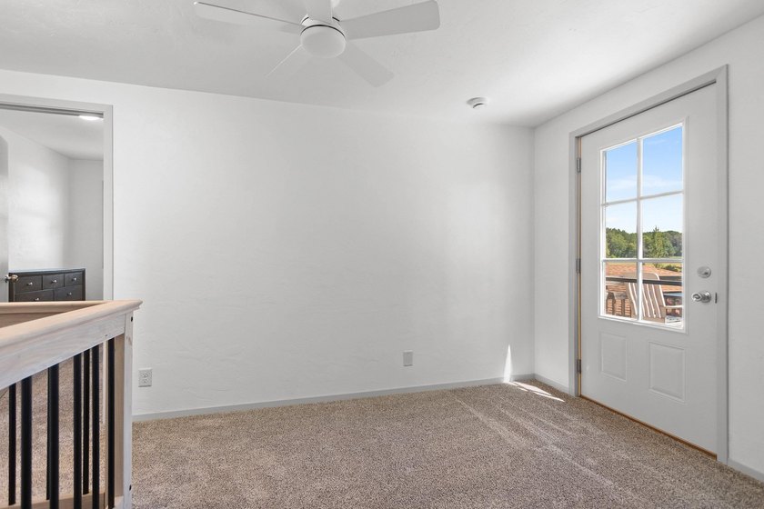 Completely remodeled interior from top to bottom, this country - photo 15