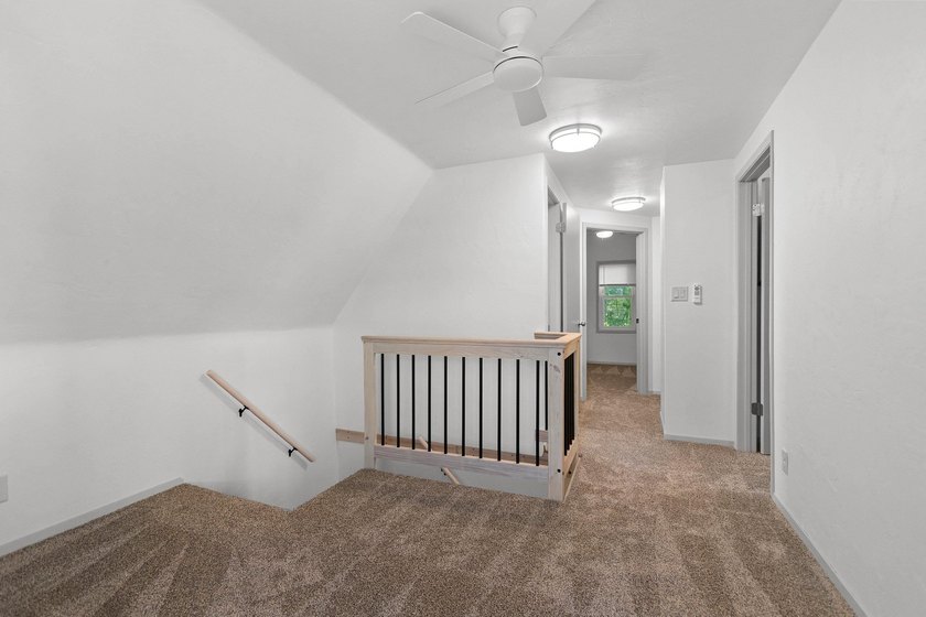 Completely remodeled interior from top to bottom, this country - photo 16
