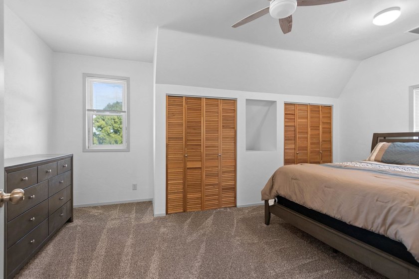 Completely remodeled interior from top to bottom, this country - photo 17