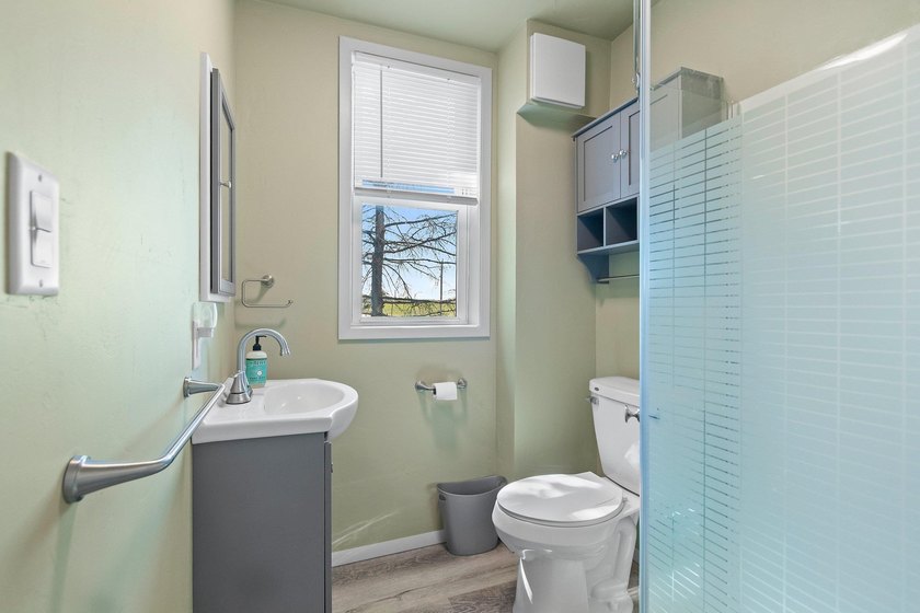 Completely remodeled interior from top to bottom, this country - photo 20