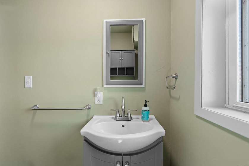 Completely remodeled interior from top to bottom, this country - photo 21