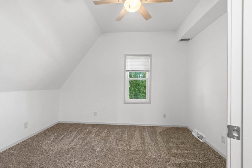 Completely remodeled interior from top to bottom, this country - photo 23