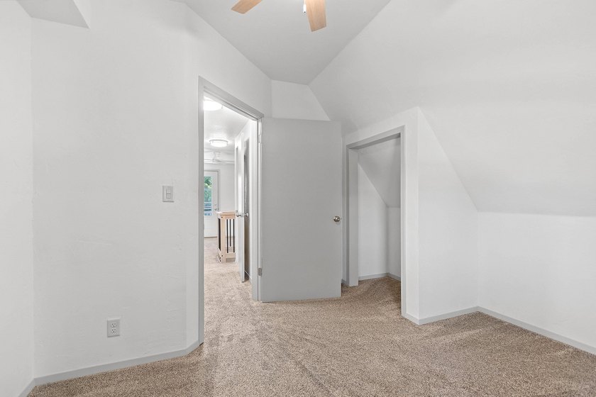 Completely remodeled interior from top to bottom, this country - photo 24