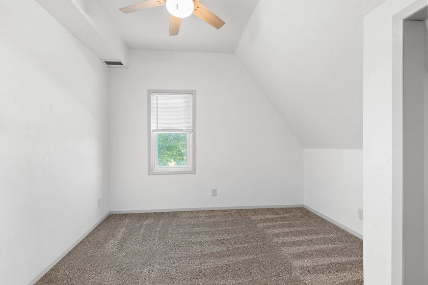 Completely remodeled interior from top to bottom, this country - photo 26
