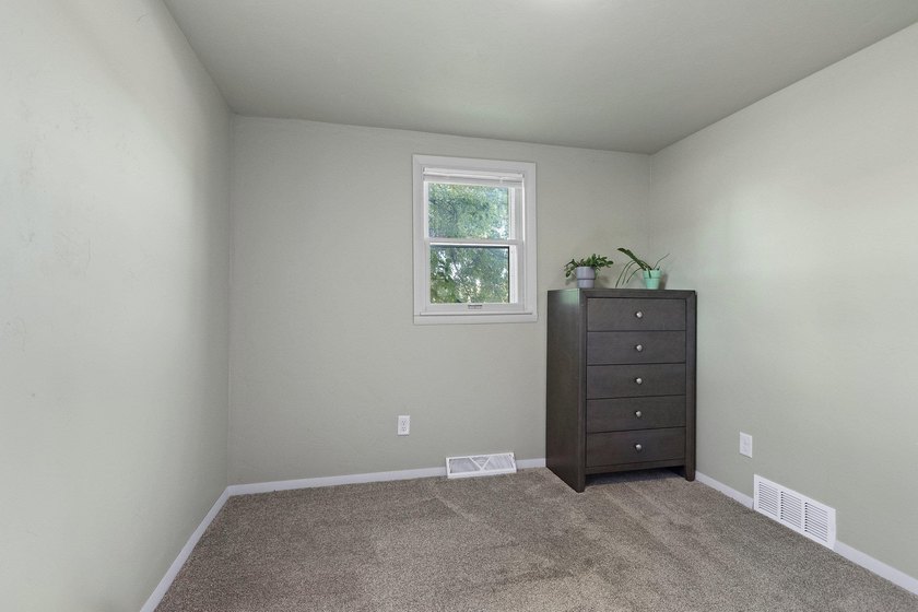 Completely remodeled interior from top to bottom, this country - photo 28