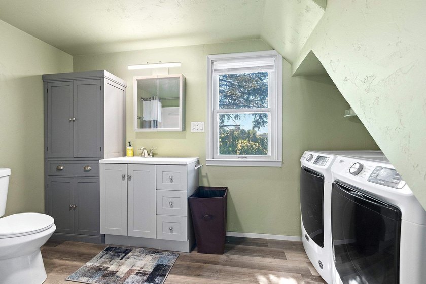 Completely remodeled interior from top to bottom, this country - photo 30
