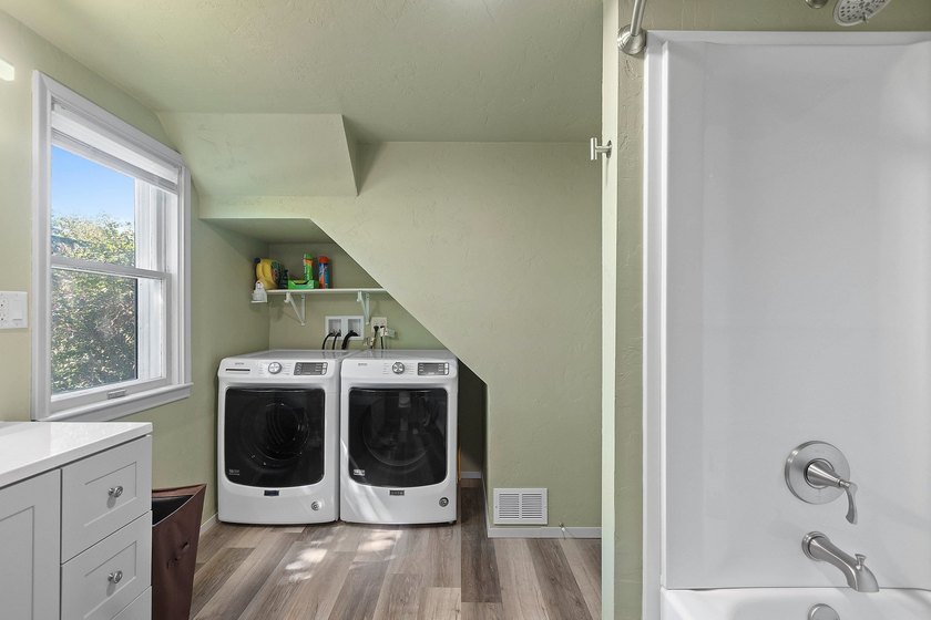 Completely remodeled interior from top to bottom, this country - photo 31