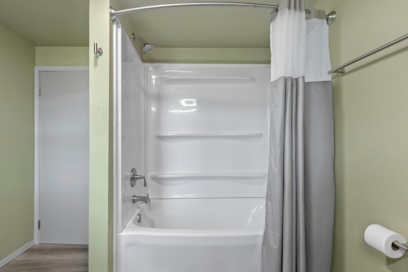 Completely remodeled interior from top to bottom, this country - photo 32