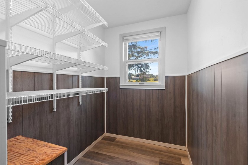 Completely remodeled interior from top to bottom, this country - photo 33