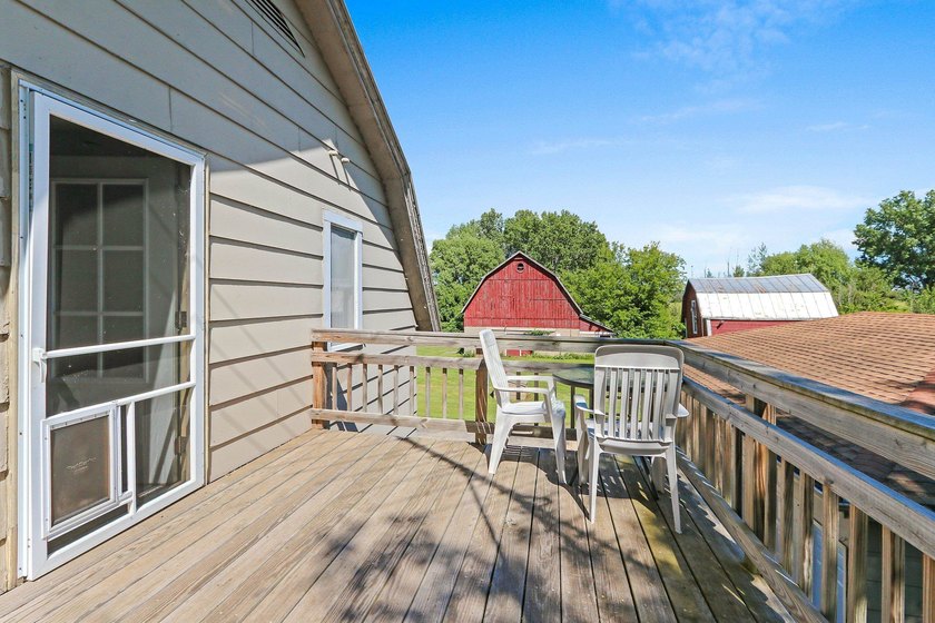 Completely remodeled interior from top to bottom, this country - photo 35