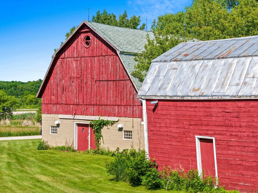 Completely remodeled interior from top to bottom, this country - photo 41