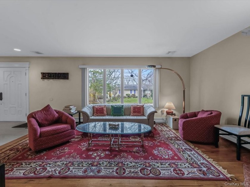 Beautiful Center Hall Colonial on Private Cul-de-Sac in Kings - photo 5