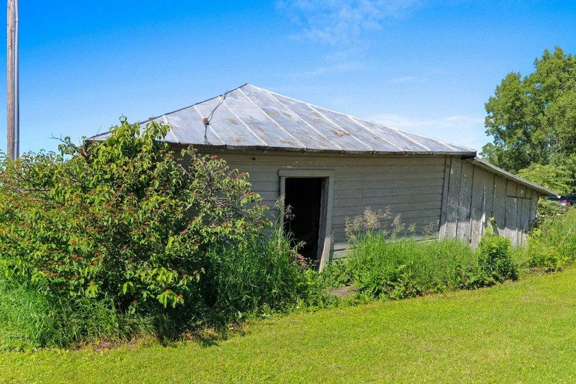 Completely remodeled interior from top to bottom, this country - photo 45