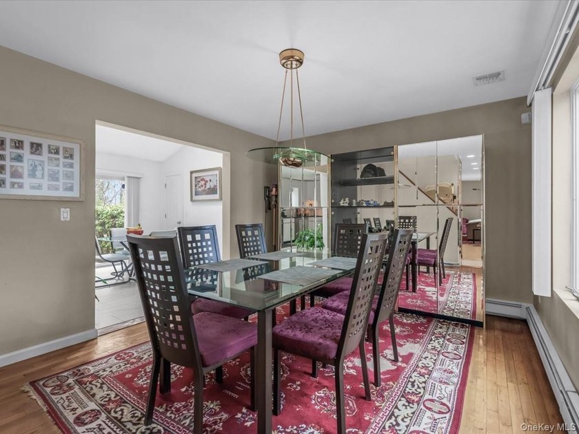 Beautiful Center Hall Colonial on Private Cul-de-Sac in Kings - photo 8