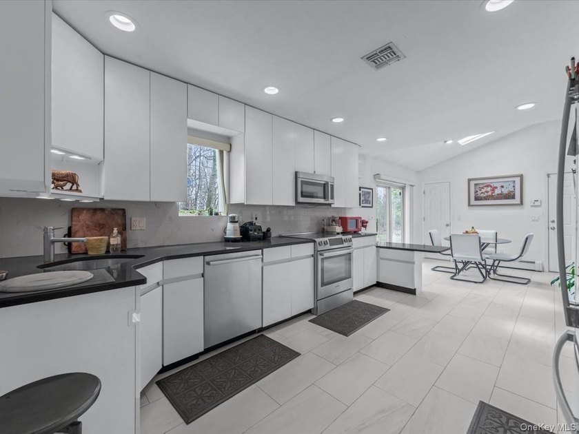 Beautiful Center Hall Colonial on Private Cul-de-Sac in Kings - photo 9