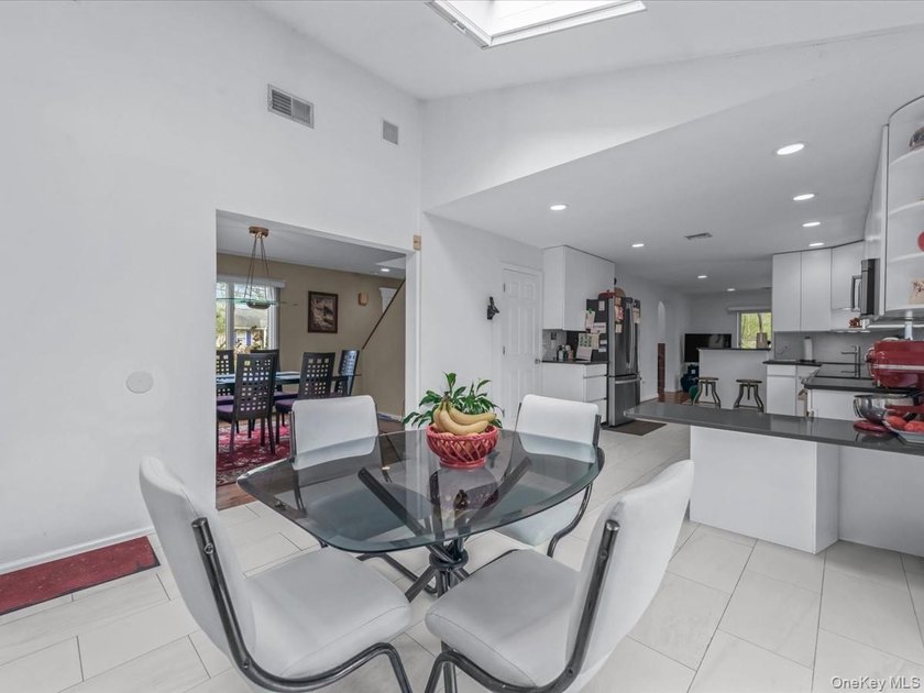 Beautiful Center Hall Colonial on Private Cul-de-Sac in Kings - photo 10