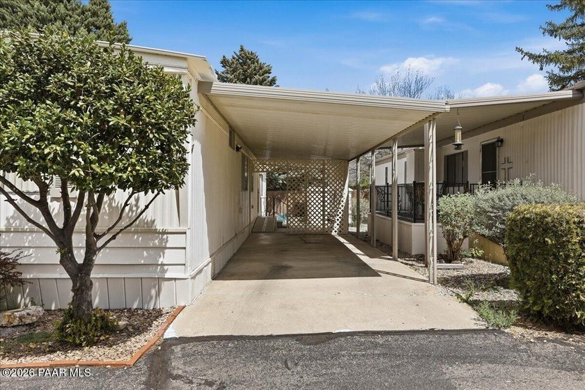 Location, location, location! Wonderful split floorplan, 2 bed 2 - photo 2