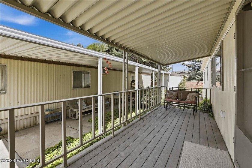 Location, location, location! Wonderful split floorplan, 2 bed 2 - photo 3