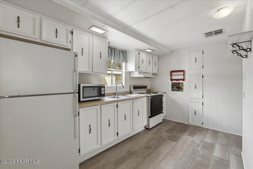 Location, location, location! Wonderful split floorplan, 2 bed 2 - photo 9