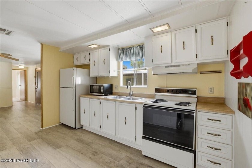 Location, location, location! Wonderful split floorplan, 2 bed 2 - photo 10