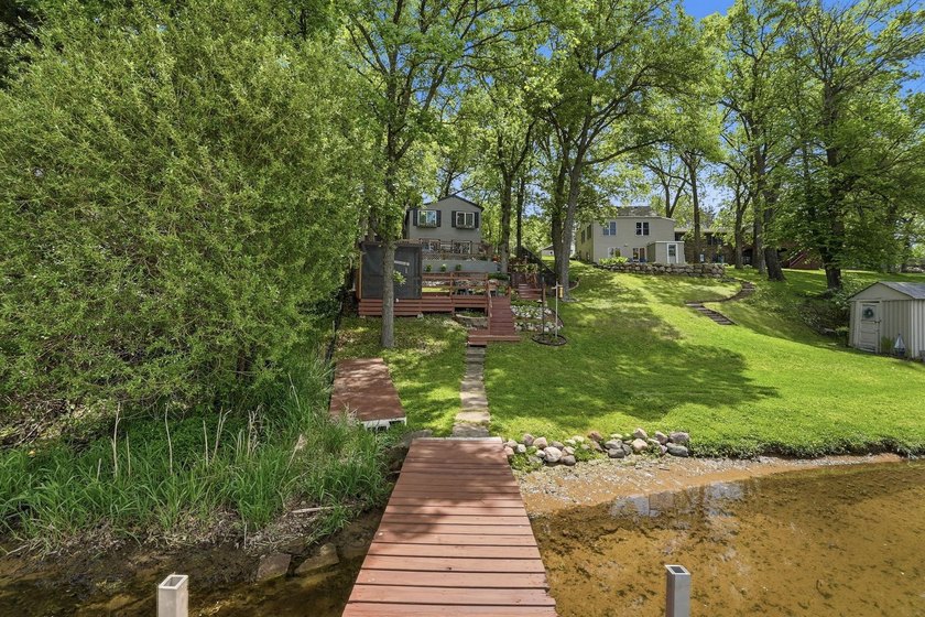 Completely renovated and move-in ready, this charming 2-bedroom - photo 4