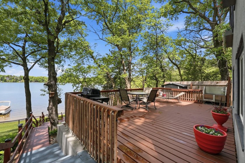 Completely renovated and move-in ready, this charming 2-bedroom - photo 9