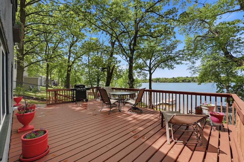 Completely renovated and move-in ready, this charming 2-bedroom - photo 10