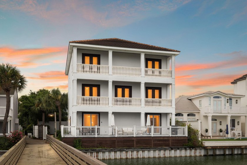 A stunning lakefront estate in the heart of Destin, Florida - photo 3
