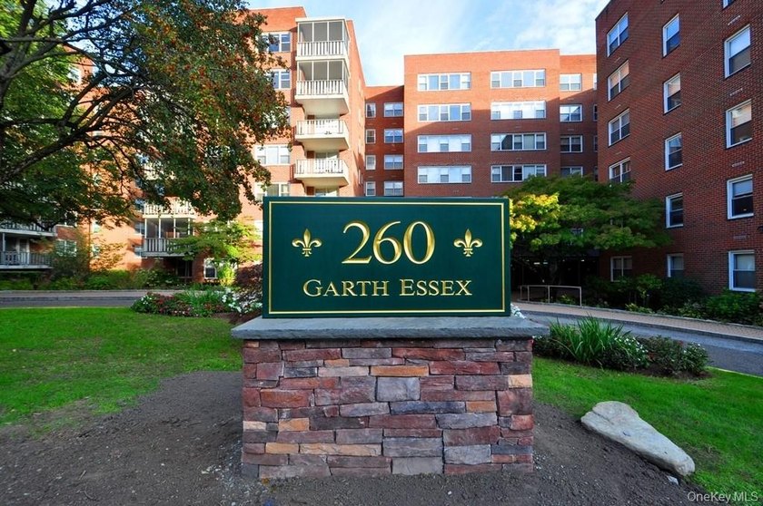 Welcome to this bright one bedroom co-op in highly sought-after - photo 2