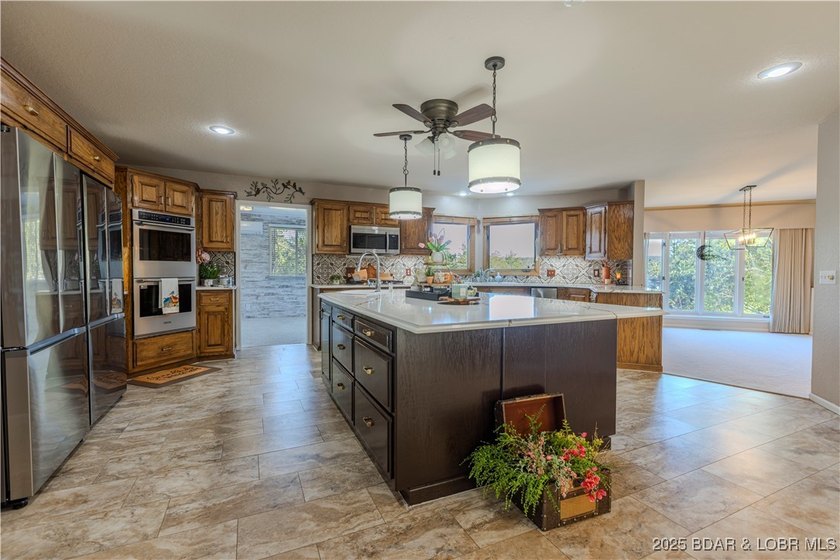 BACK ON MARKET AT NO FAULT OF SELLER. This 4000+ square foot - photo 5