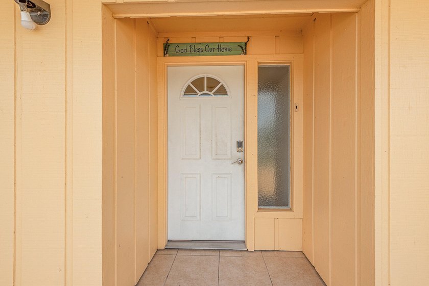 Enjoy an unbeatable location with easy access to spectacular - photo 3