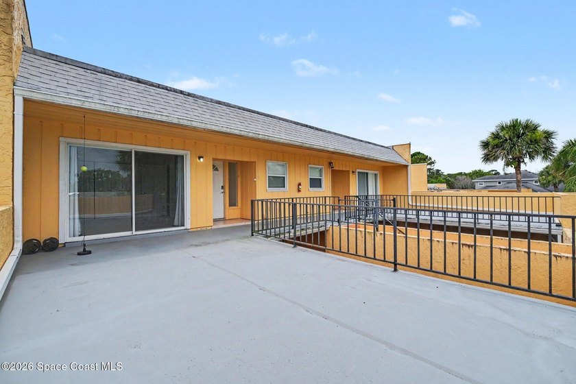 Enjoy an unbeatable location with easy access to spectacular - photo 4
