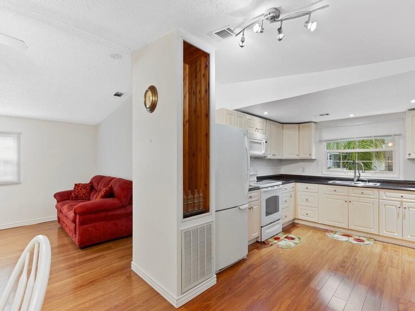 Welcome to this charming 2-bedroom, 1.5-bathroom manufactured - photo 2