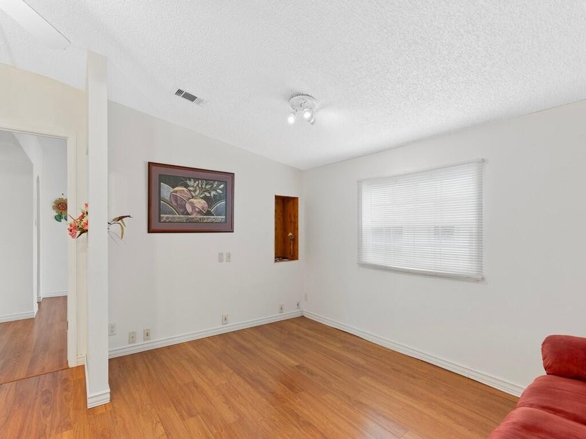 Welcome to this charming 2-bedroom, 1.5-bathroom manufactured - photo 6