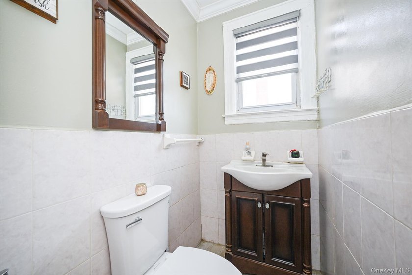 Renovated and Sunny Detached Colonial on a Great Block in the - photo 11