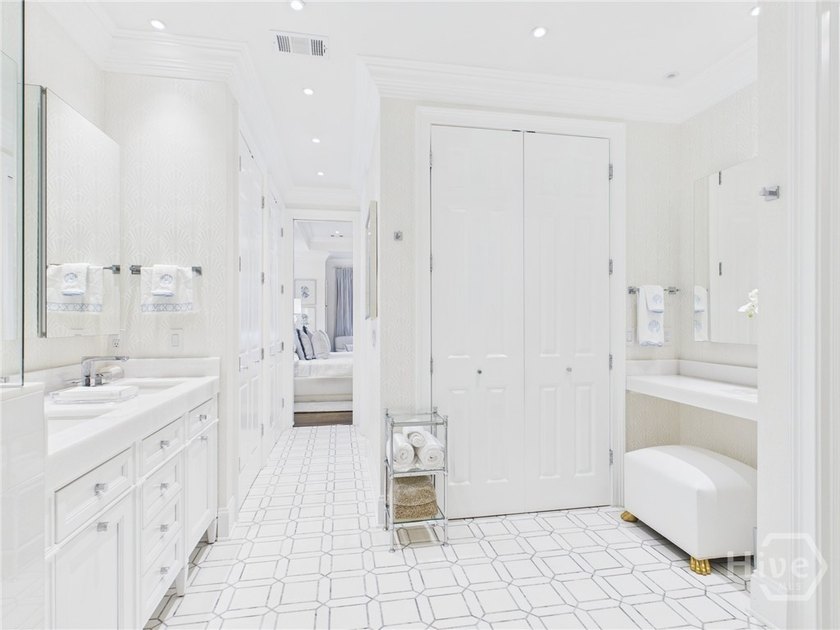 Masterfully reimagined by acclaimed Melissa Parker Interiors - photo 22