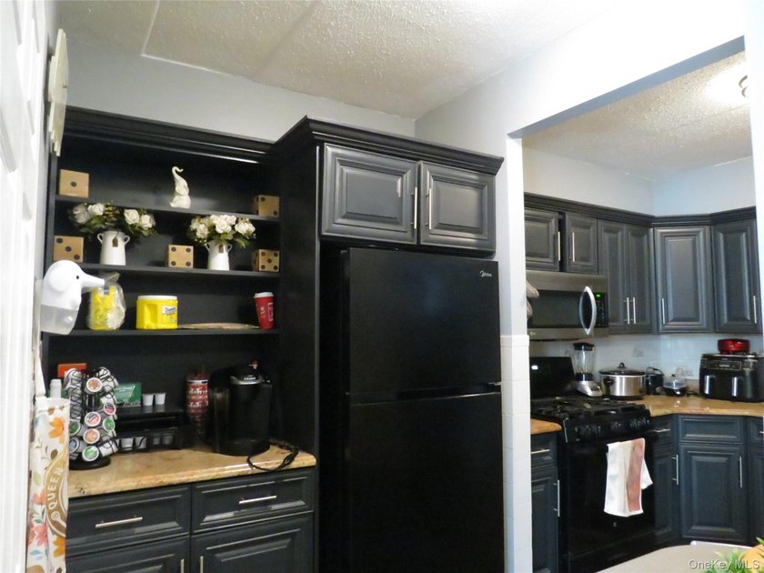 Welcome to the lovely maintained gated Melrose Court Condominium - photo 3