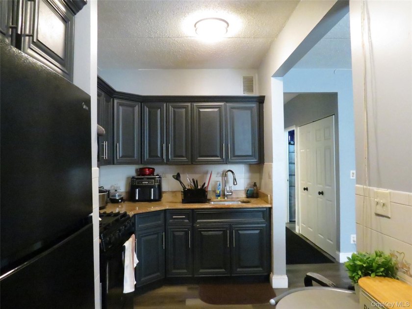 Welcome to the lovely maintained gated Melrose Court Condominium - photo 4