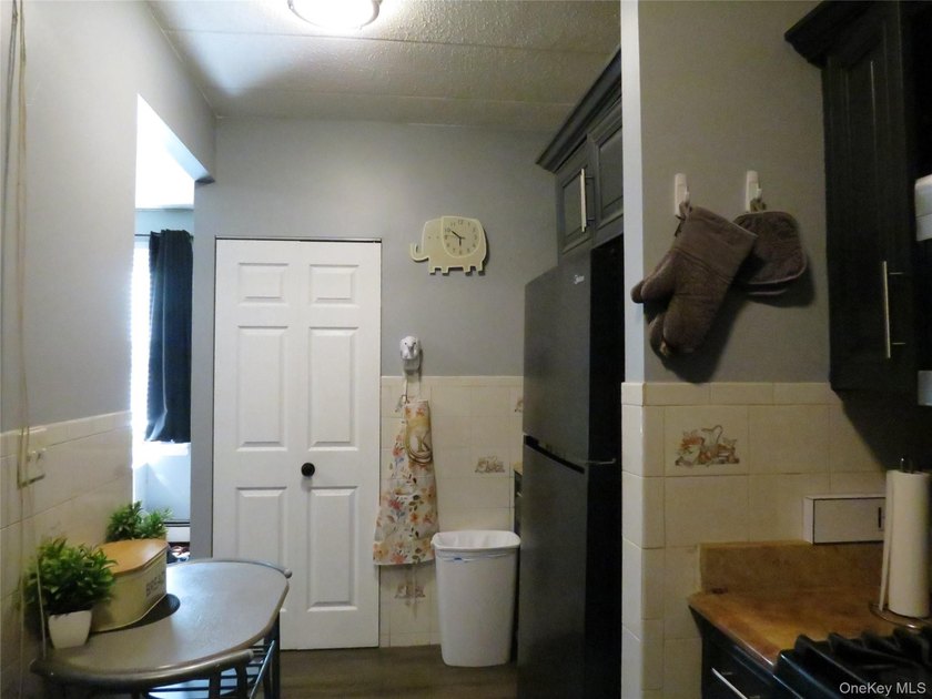 Welcome to the lovely maintained gated Melrose Court Condominium - photo 5